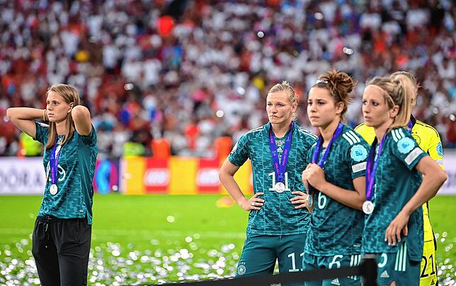 Deutschlands Klara Bühl (l-r), die erst zum Finale wieder negativ auf Corona getestet wurde, Alexandra Popp, Lena Oberdorf und Kathrin ...