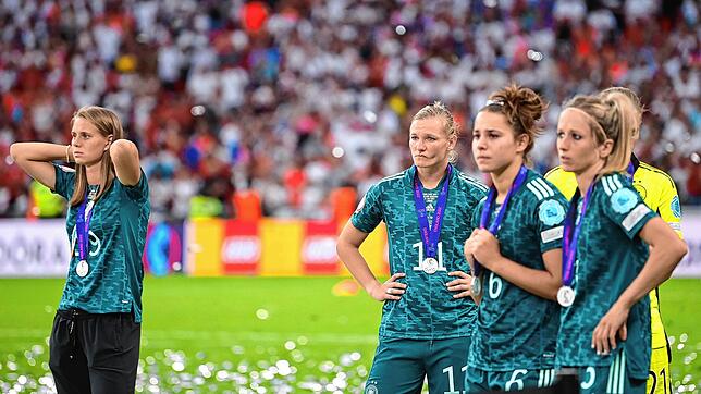 Deutschlands Klara Bühl (l-r), die erst zum Finale wieder negativ auf Corona getestet wurde, Alexandra Popp, Lena Oberdorf und Kathrin ...