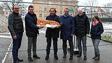 Der südliche Teil des Konversionsgebiet entwickelt sich jetzt auch: Bürgermeister Severin Graf (von links), OB Erik Pauly, Deutsche ...