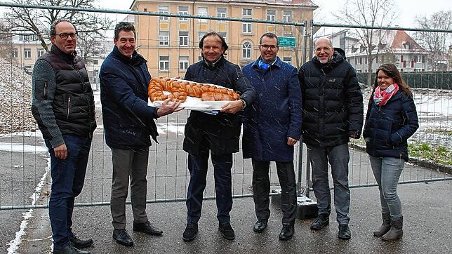 Der südliche Teil des Konversionsgebiet entwickelt sich jetzt auch: Bürgermeister Severin Graf (von links), OB Erik Pauly, Deutsche ...