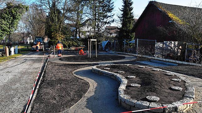 Im Hintergrund ist die Baumgrabanlage und im Vordergrund das Hügelgrab zu sehen. In die einheitlichen Grababdeckungen wird der Name des ...