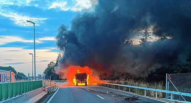 Der brennende Traktor von hinten. Einige Meter entfernt liegt das Motorrad des tödlich Verunglückten.