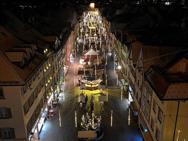 Dieser Blick vom Oberen Tor offenbarte sich im Dezember 2022 auf die Weihnachtsbeleuchtung und den Weihnachtsmarkt in der Waldshuter ...