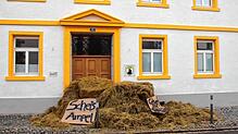 Eindeutiger Protest mit zweifelhafter Rechtschreibung: Unbekannte haben in der Nacht zum Sonntag große Mengen Stroh vor dem Rathaus in ...