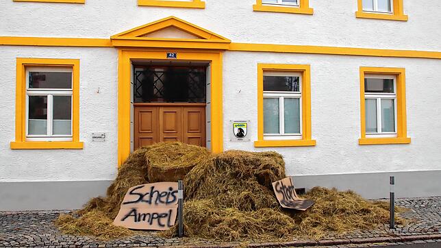 Eindeutiger Protest mit zweifelhafter Rechtschreibung: Unbekannte haben in der Nacht zum Sonntag große Mengen Stroh vor dem Rathaus in ...