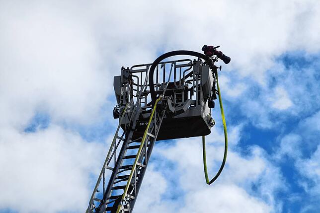 Bild 7: Feuer im Mehrfamilienhaus: Bilder vom Großeinsatz