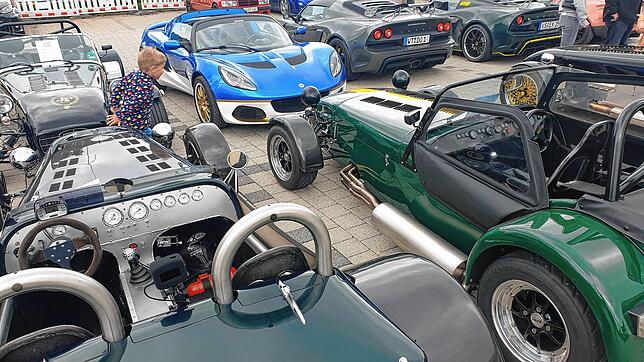 Eine Augenweide: Das Sportwagentreffen in Häusern lockte Fahrer zu Zuschauer gleichermaßen an. Daneben bot die Feuerwehr gute ...