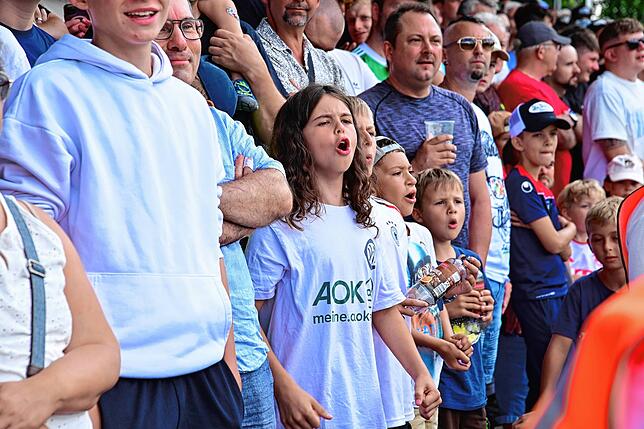 Bild 13: Pokalspiel  gegen Heidenheim: Fans feiern FC 08 Villingen trotz Niederlage