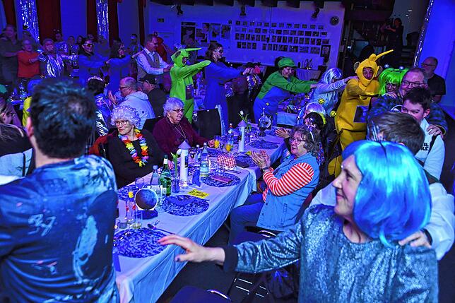 Bild 32: Narren feiern schwerelos im All