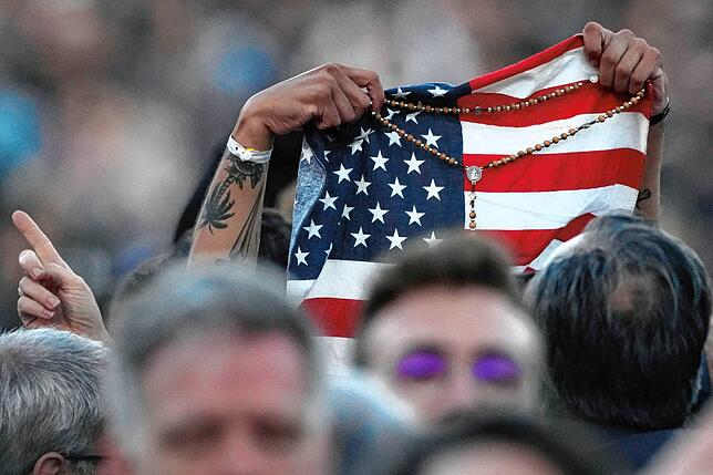 Gläubige halten eine amerikanische Flagge nach der Wahl des US-Amerikaners Robert Prevost als Papst Leo XIV. auf dem Petersplatz.