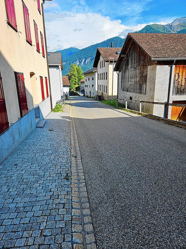 Verlassene Straße: Selbst Bewohner dürfen nur stundenweise in den Ort. Das Foto stammt von Einwohner Werner Roth. Fremde dürfen das Dorf ...