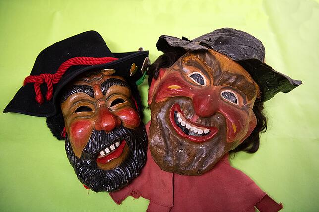 So verändert sich die Larve: Die Urform der Räubermaske (rechts) und die aktuelle Maske (links).