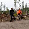 Im hiesigen Forst kämpfen sie gegen Borkenkäfer und Klimawandel: Kristopher Eckert, Bastian Weiß mit Hund Ajo, Markus Wursthorn und Jörg ...