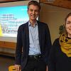 Tabea Lerch und Frank Philipps sprechen bei einem Vortag der Volkshochschule über Klimaschutz und Energiewende. Bild: Roswitha Frey