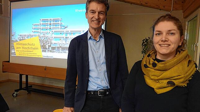 Tabea Lerch und Frank Philipps sprechen bei einem Vortag der Volkshochschule über Klimaschutz und Energiewende. Bild: Roswitha Frey