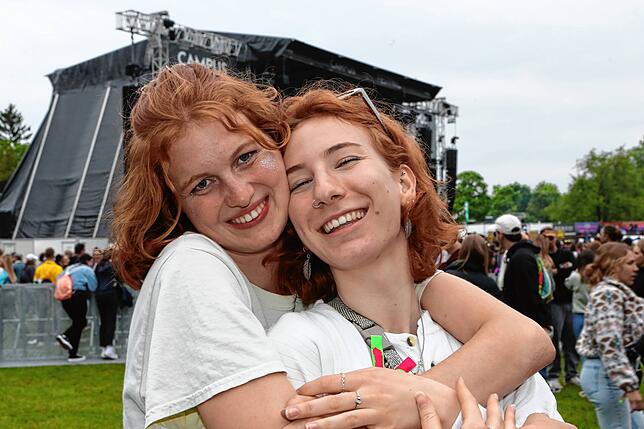 Bild 3: Strahlende Festival-Fans! Am ersten Nachmittag steigt die Stimmung