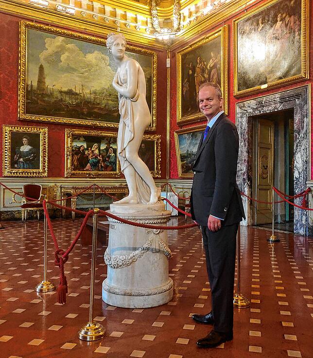 Eike Schmidt steht im April 2021 in den Florentiner Uffizien.
