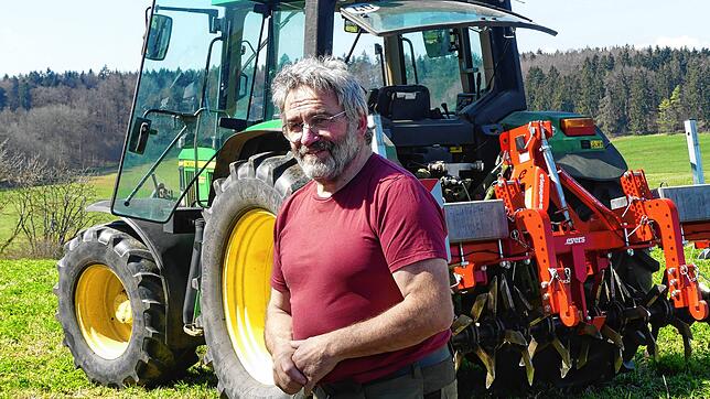 Lothar Braun-Keller vom Bäumle-Hof berichtet auch über den Einsatz des Traktor mit dem Grasnarbenbelüfter.