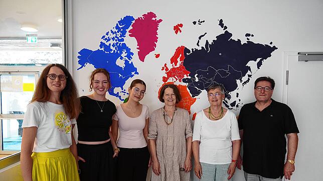 Das Weltkarte-Team bei der Einweihung am Georg-Büchner-Gymnasium (von links): Barbara Wodarz, Tara Ewinger, Jovana Vukovic, Birgitta ...