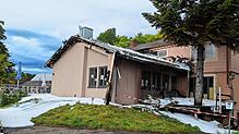 Glücklicherweise kann die Feuerwehr verhindern, dass die Flammen auch auf das Hauptgebäude überschlagen. Der Schaden am Nebenhaus ist ...