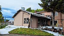 Glücklicherweise kann die Feuerwehr verhindern, dass die Flammen auch auf das Hauptgebäude überschlagen. Der Schaden am Nebenhaus ist ...