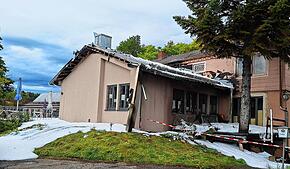 Glücklicherweise kann die Feuerwehr verhindern, dass die Flammen auch auf das Hauptgebäude überschlagen. Der Schaden am Nebenhaus ist ...