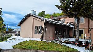 Glücklicherweise kann die Feuerwehr verhindern, dass die Flammen auch auf das Hauptgebäude überschlagen. Der Schaden am Nebenhaus ist ...