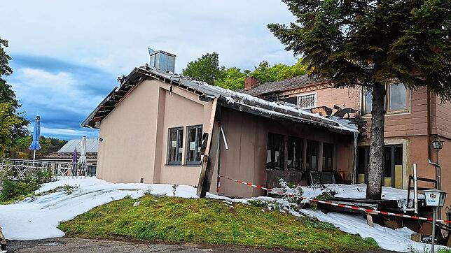 Glücklicherweise kann die Feuerwehr verhindern, dass die Flammen auch auf das Hauptgebäude überschlagen. Der Schaden am Nebenhaus ist ...