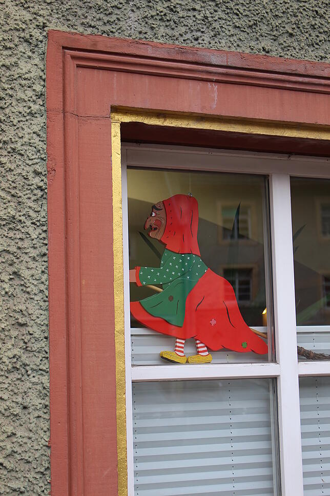 Die Urhexe ist noch nicht aus dem Druidenstein gesprungen, am Rathaus in Bräunlingen hüpft sie allerdings bereits als Fasnets-Dekoration ...
