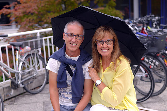 Echte Fans: Ralf Leuter und Karin Schneider aus Meersburg hofften am Samstagabend darauf, dass irgendjemand spontan zwei Tickets ...