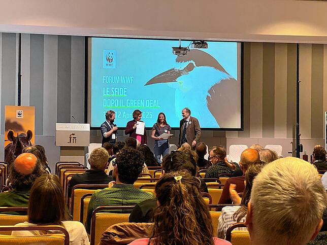 Luciano di Tizio, Präsident des WWF Italien (rechts), überreicht den goldenen Panda in der Kategorie Naturschutz und Projekte an das ...