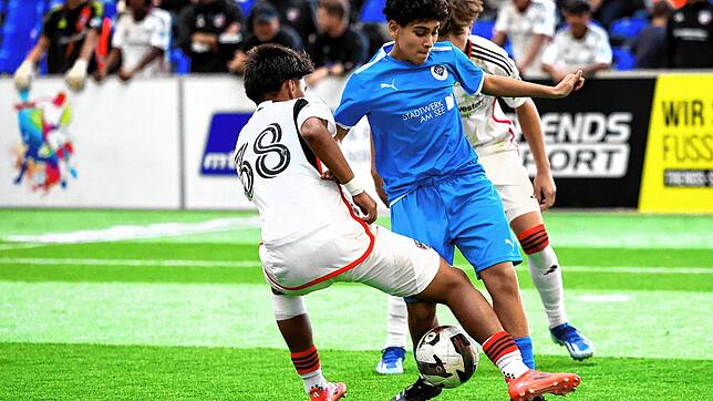 Der MTU-Cup 2024 zog über 8000 Zuschauer in die Messehalle. Hier können Nachwuchsfußballer heimischer Vereine gegen internationalen ...