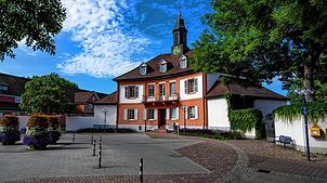 Das Rathaus der Stadt Bad Dürrheim: Ist das Gebäude ausreichend klimaneutral? Um Klimaneutralität der stadtverwaltung zu erreichen, ...
