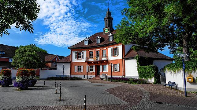 Das Rathaus der Stadt Bad Dürrheim: Ist das Gebäude ausreichend klimaneutral? Um Klimaneutralität der stadtverwaltung zu erreichen, ...