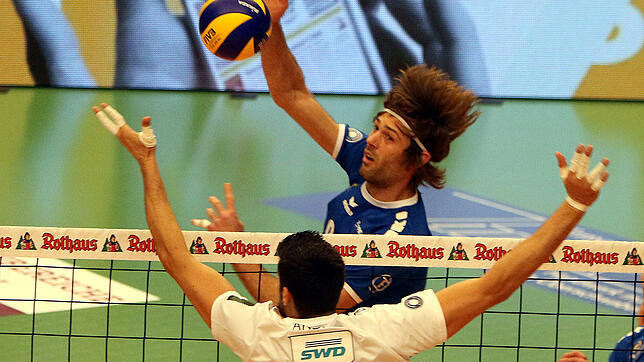 Mächtig strecken musste sich der VfB Friedrichshafen (Philip Collin beim Schnellangriff), ehe er gestern Abend die powervolleys Düren ...
