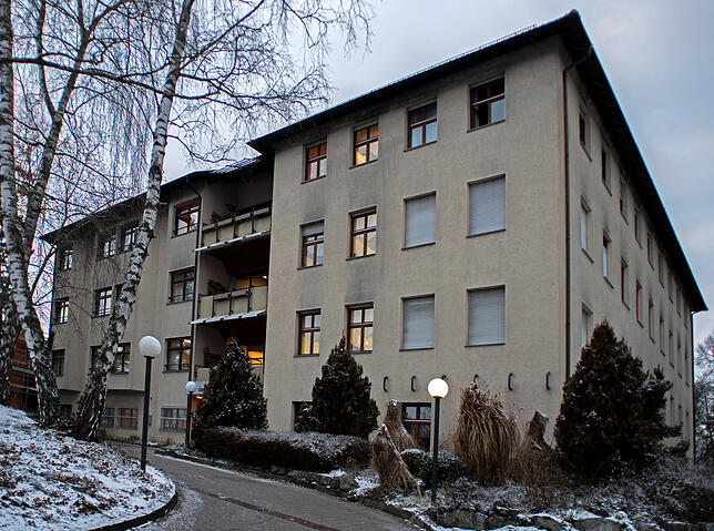Noch steht der überwiegende Teile vom alten Conrad-Gröber-Haus, das derzeit voll belegt ist. Bislang gibt es dort nur Doppelzimmer. Mit ...
