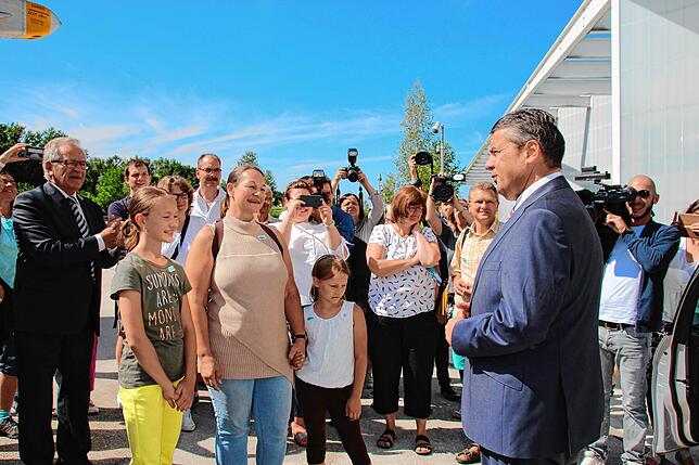 Bundesaußenminister Sigmar Gabriel (rechts) bei seinem Besuch im Dornier-Museum in Friedrichshafen 2017.