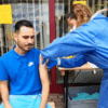 Delshad Belko bekommt in seiner Mittagspause von Krankenschwester Hala Hijazi vom mobilen Impfteam seinen ersten Piks.