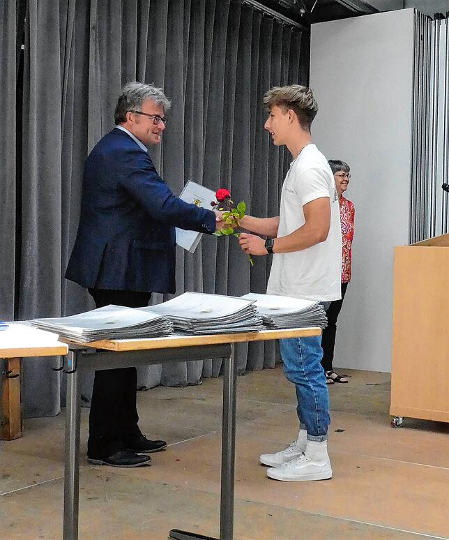 Bild 13: In der Aula des Gymnasiums wurden den 65 Abiturienten feierlich ihre Zeugnisse überreicht
