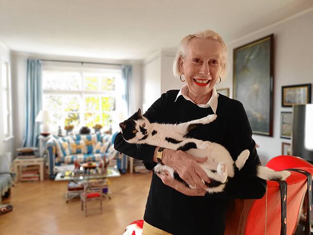 Kristin Müller-Hausser mit Katze in ihrem Wohnzimmer.