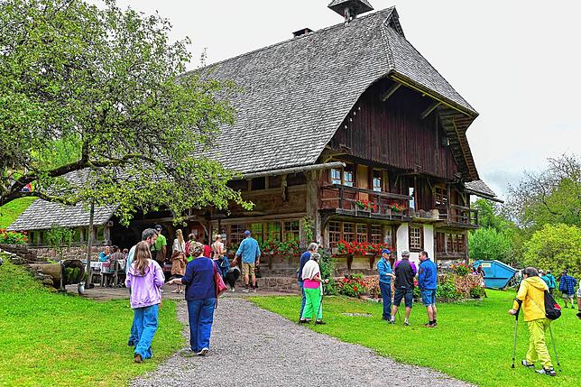 Der Röthenlochhof war auch am Sonntag Anziehungspunkt für zahlreiche Besucher, die den 350 Jahre alten Hof einmal aus der Nähe betrachteten.