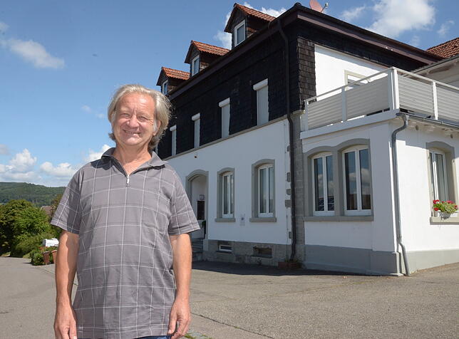 2018: Kurt Wörner vor der ehemaligen Schule in Riedheim. Das Gebäude ist heute in Privatbesitz.