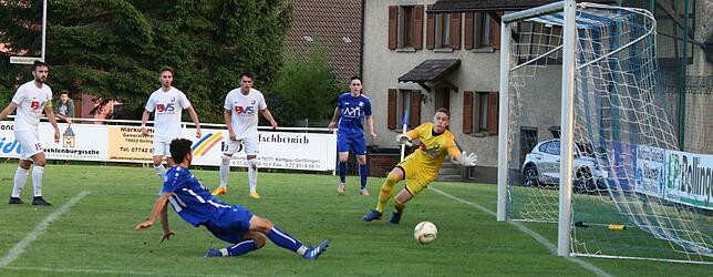 Schreck in der Verlängerung: Nach Pass von Bruno Golic (hinten) brachte Robin Nohl (vorn) den FC Geißlingen in Führung. Am Ende der 120 ...