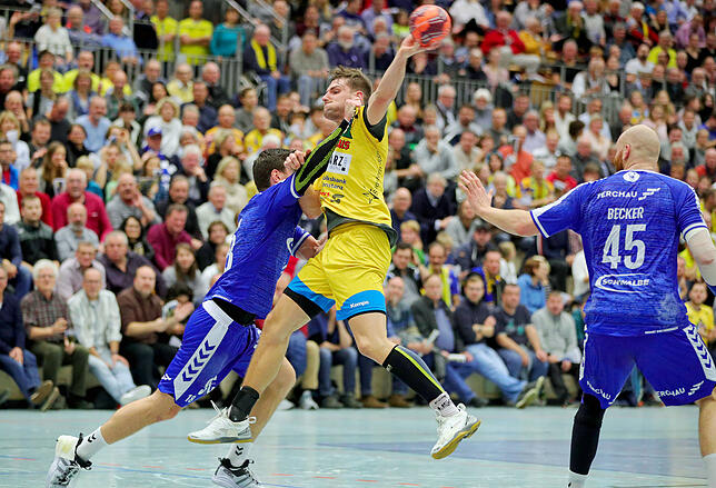 Zweitliga-Handballer Fynn Beckmann (Mitte) im Einsatz gegen den VfL Gummersbach.