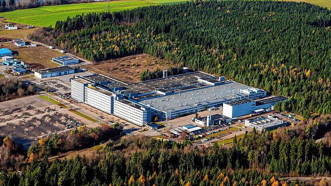 Blick auf die Firma Continental im Industriegebiet Vockenhausen. Ein Großteil der Belegschaft geht jetzt in Kurzarbeit.