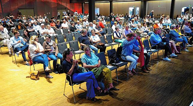 Gleich geht es los: Corona-bedingt gelichtete Publikumsreihen im Bodenseeforum bei der Kandidatenvorstellung der Stadt Konstanz zur ...