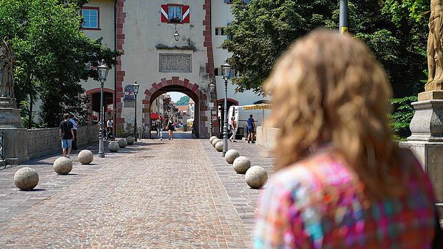 Sigrun Peschel blickt in Richtung Kaiserstraße: Sie möchte jeden, der süchtig nach Alkohol ist, ermutigen die dortige Beratungsstelle ...