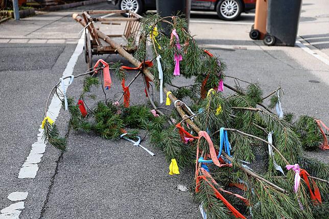 Auch ein kleiner Narrenbaum sollte in Überlingen am Ried noch gestellt werden.