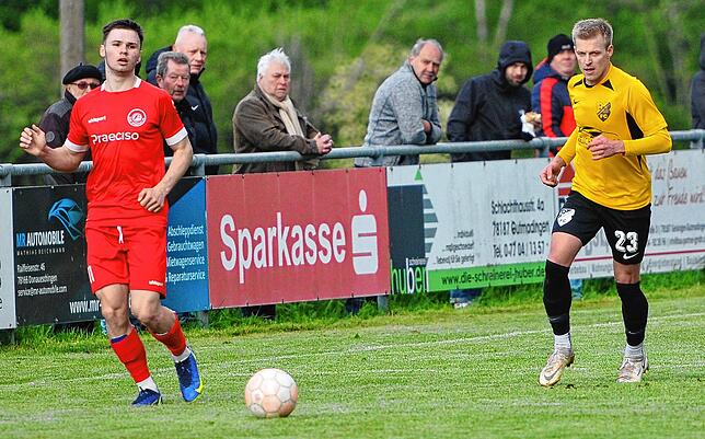 Das Anlaufverhalten des FC Gutmadingen und Tobias Kienzler (rechts in gelbem Dress) wurde belohnt. Im Aufbauspiel des FC Bad Dürrheim ...
