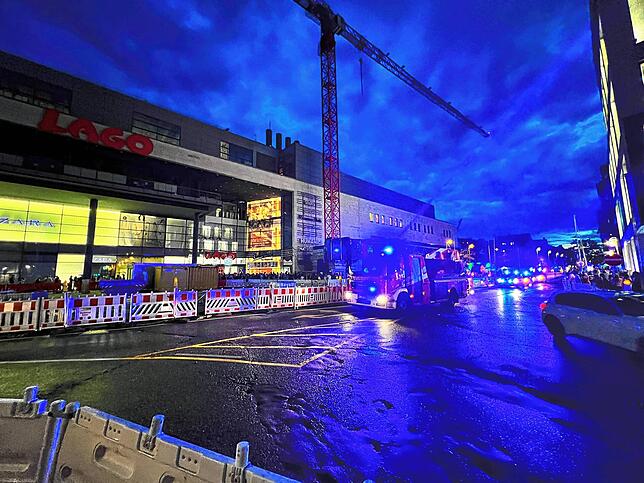 Mehrere Einsatzfahrzeuge der Feuerwehr und Polizei parken vor dem Einkaufszentrum Lago.